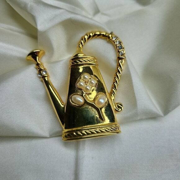 VINTAGE 1928 Co. Gold Watering Can Brooch Pearl & Rhinestone Embellishment - Picture 1 of 8